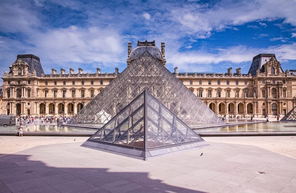 Best photo spots in Paris - The Louvre