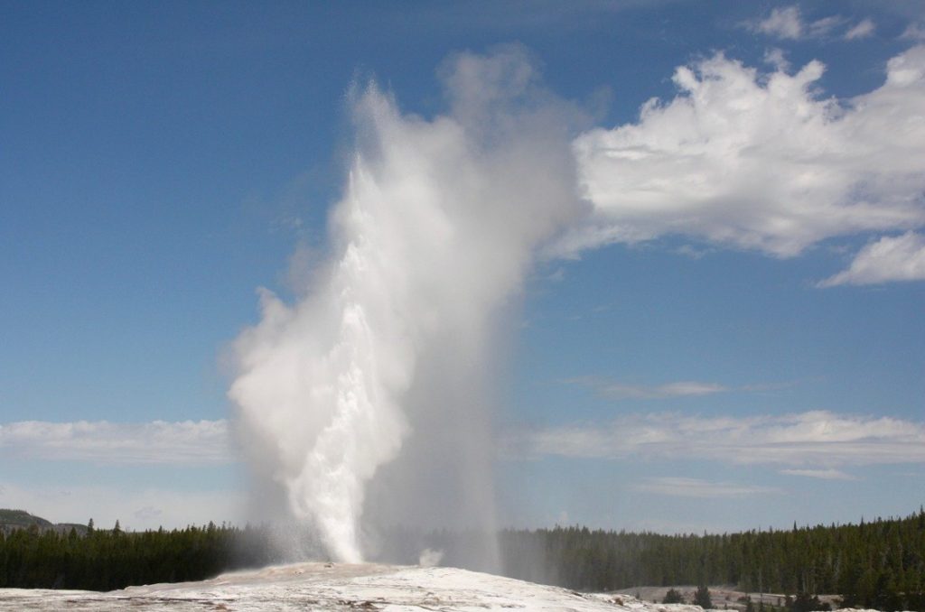 Old Faithful Geysir in Yellowstone National Park