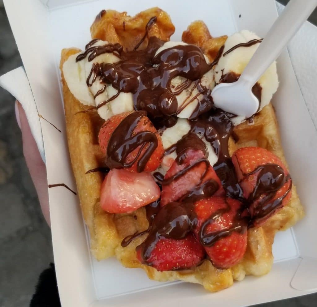 Los Churros and Waffles in Brussels, Belgium - eat waffle